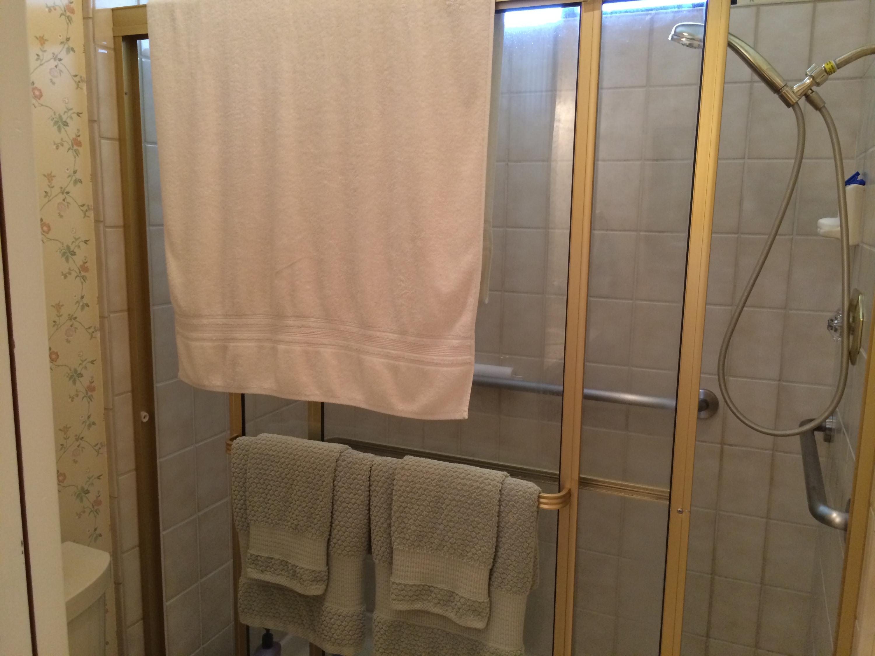 6577 Flicker Way Anderson, CA 96007 - Photo 37 of 41 a bathroom with a shower
