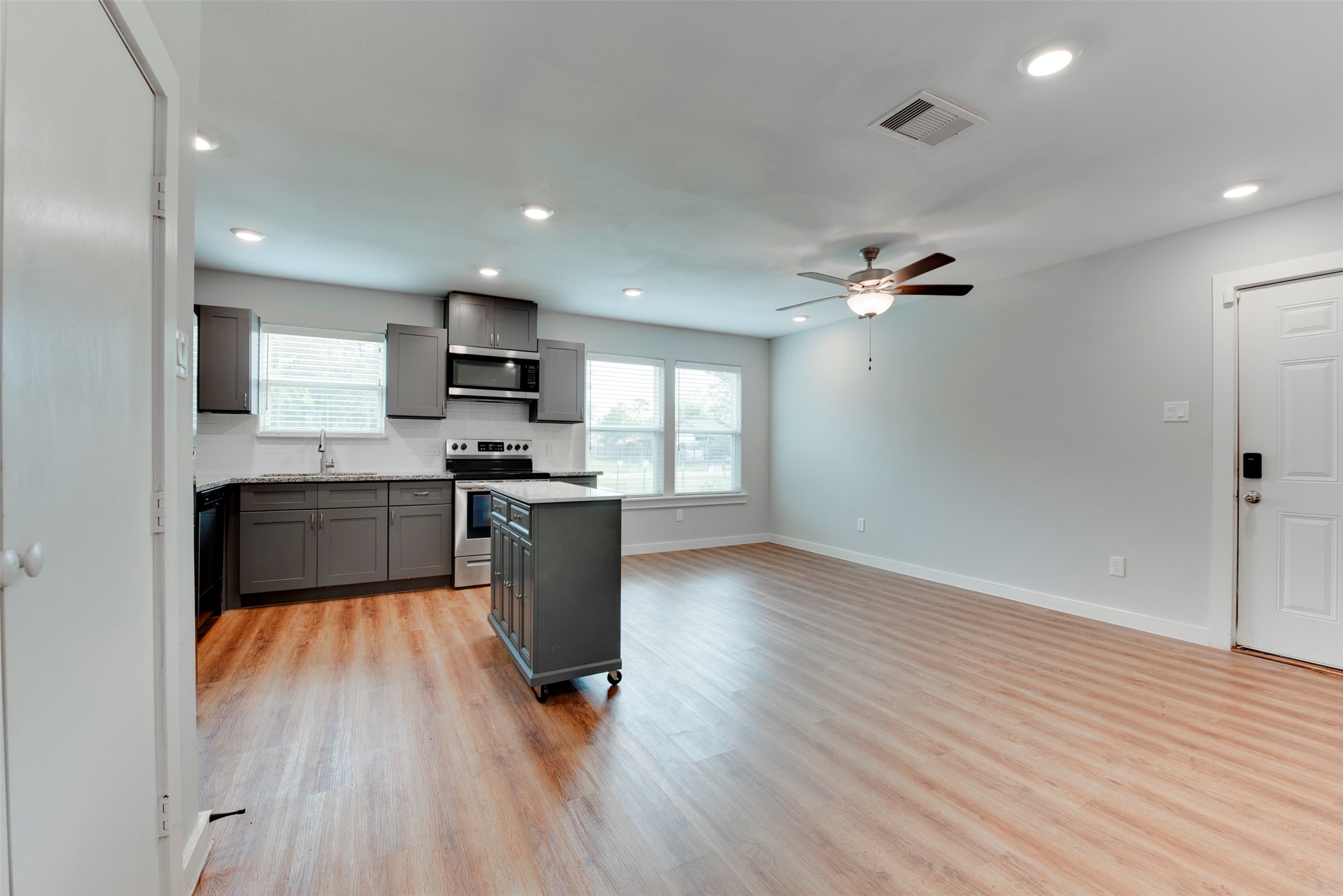 8635 Sunderland Road Houston, TX 77028 - Photo 4 of 23