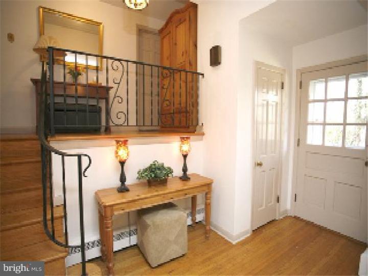 431 Dorset Road Devon, PA 19333 - Photo 4 of 15 Foyer