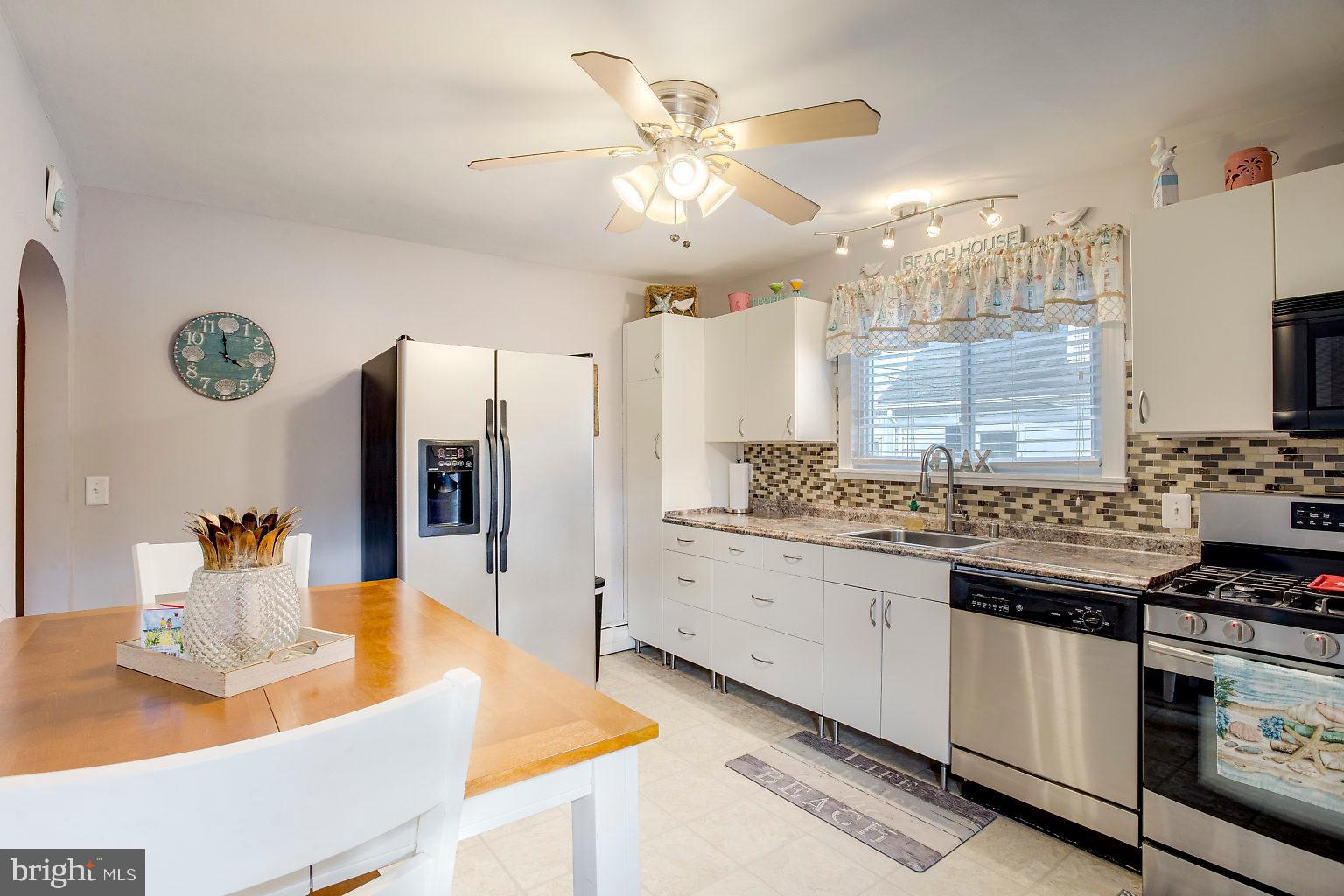 300 Homberg Avenue Baltimore, MD 21221 - Photo 18 of 46 Kitchen with table space