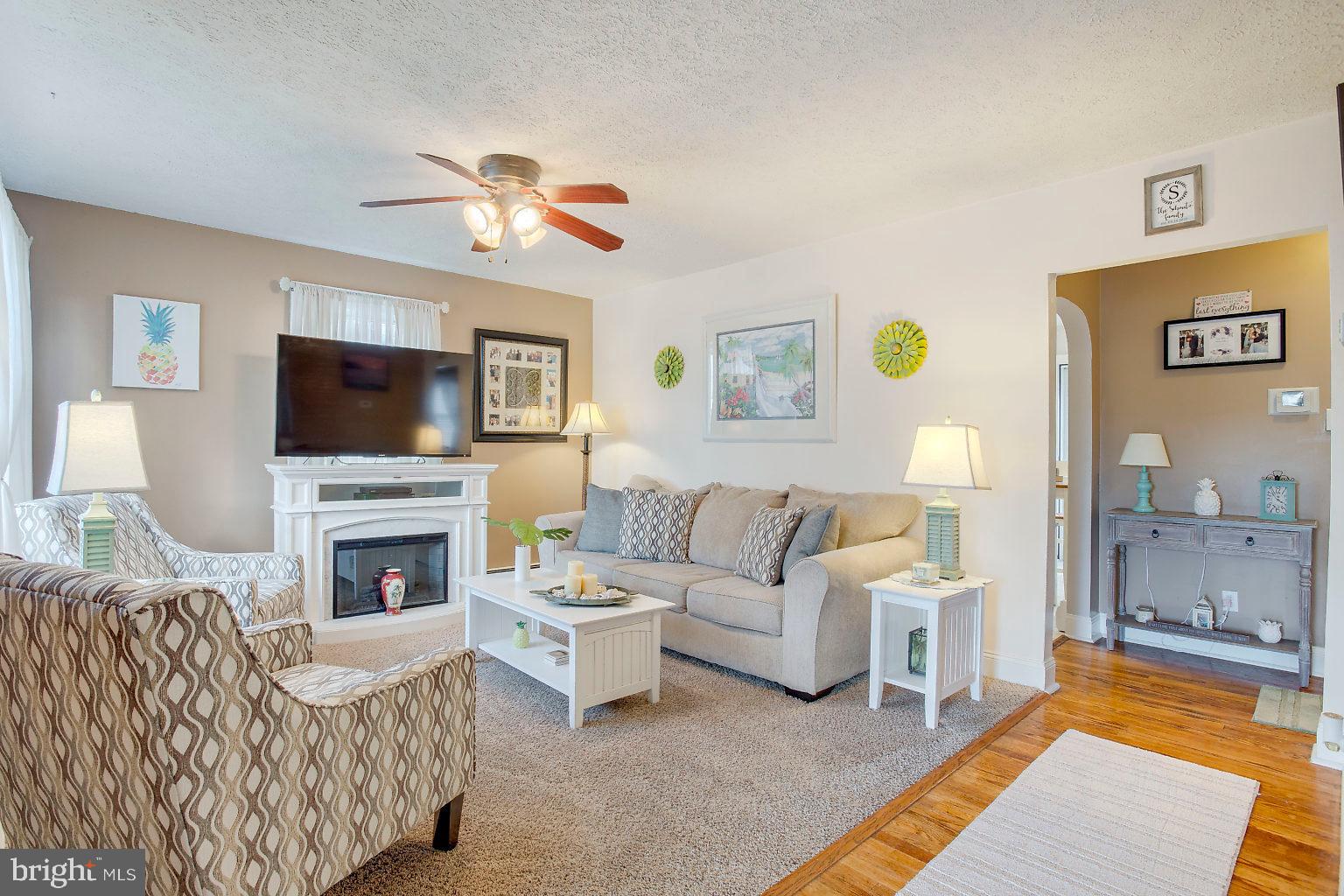 300 Homberg Avenue Baltimore, MD 21221 - Photo 5 of 46 Living Room