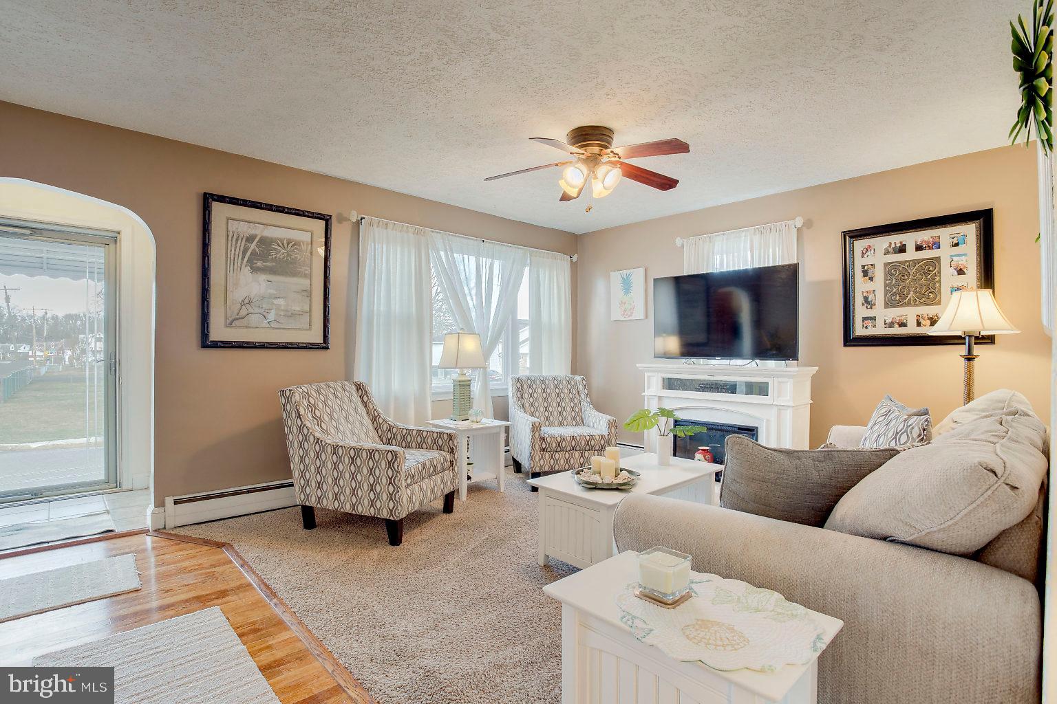 300 Homberg Avenue Baltimore, MD 21221 - Photo 6 of 46 Living Room