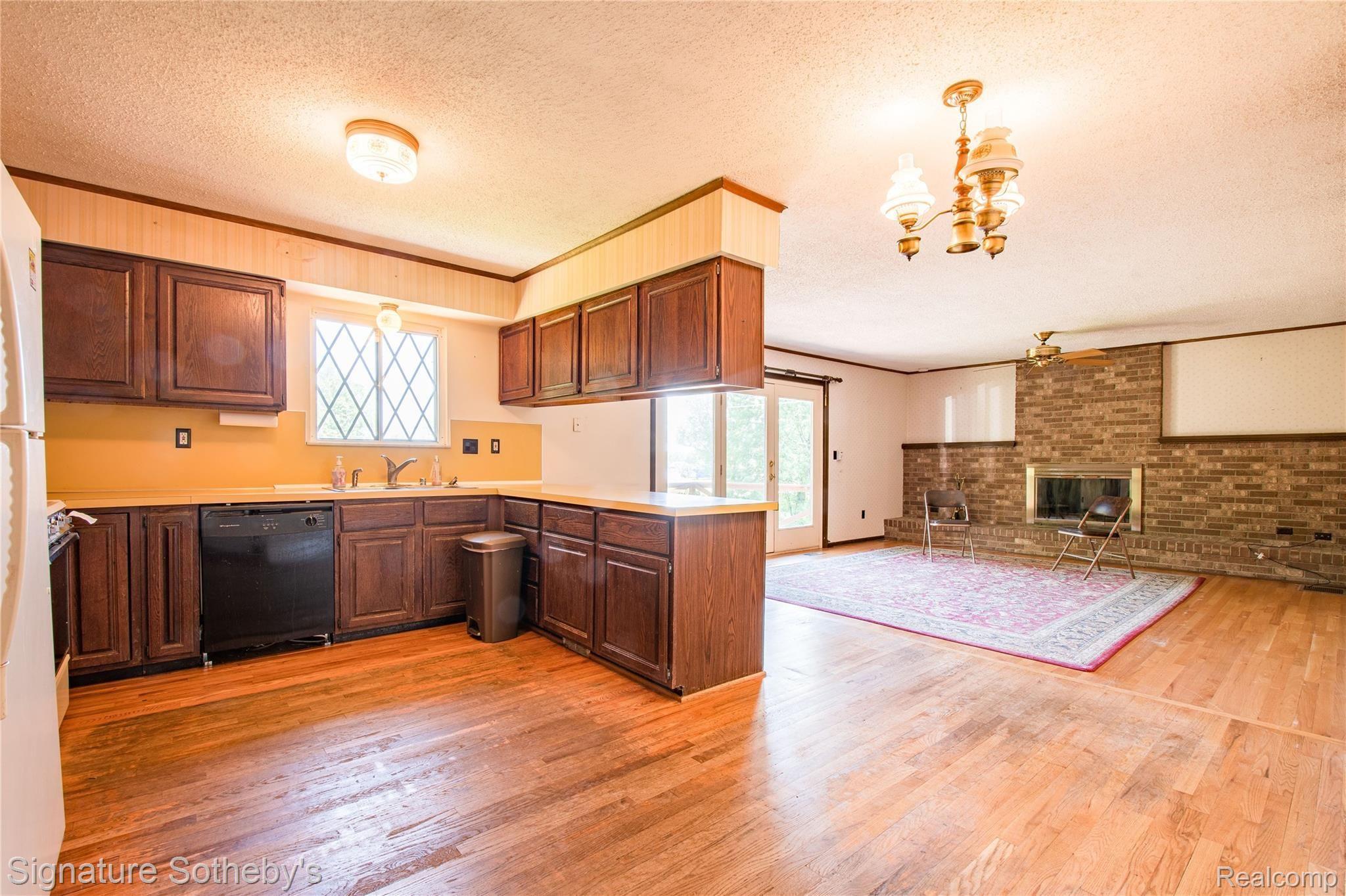 11920 Read Road Fenton, MI 48430 - Photo 4 of 43 Open plan kitchen overlooks family room