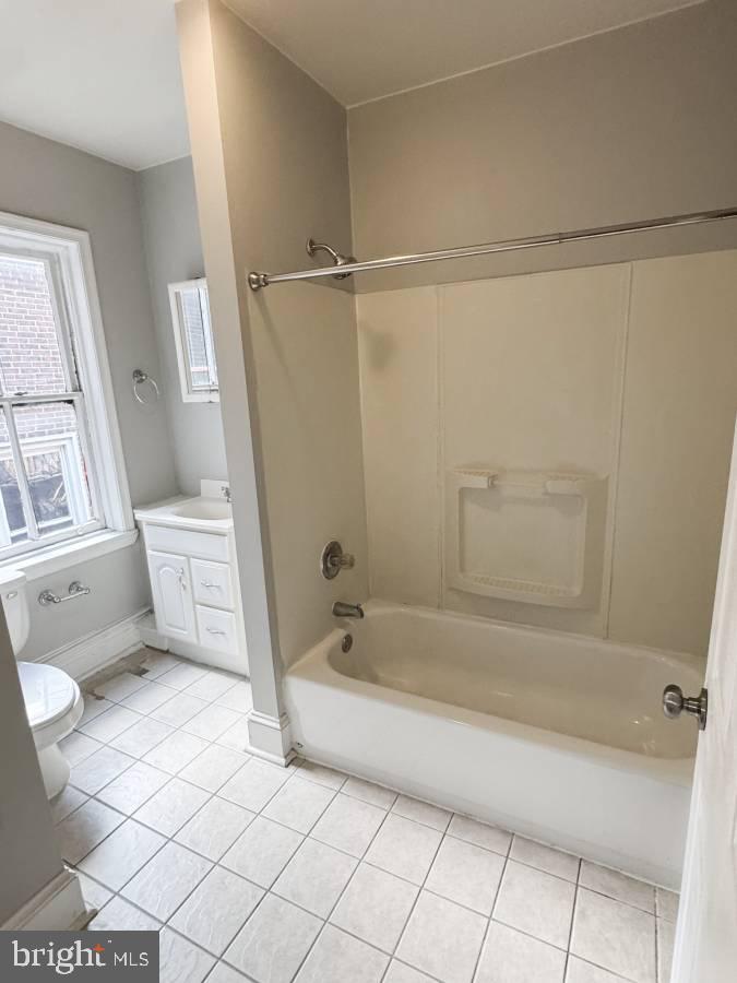 2209 Walnut Street, Unit 3M Philadelphia, PA 19103 - Photo 4 of 7 a spacious bathroom with a bathtub and a toilet