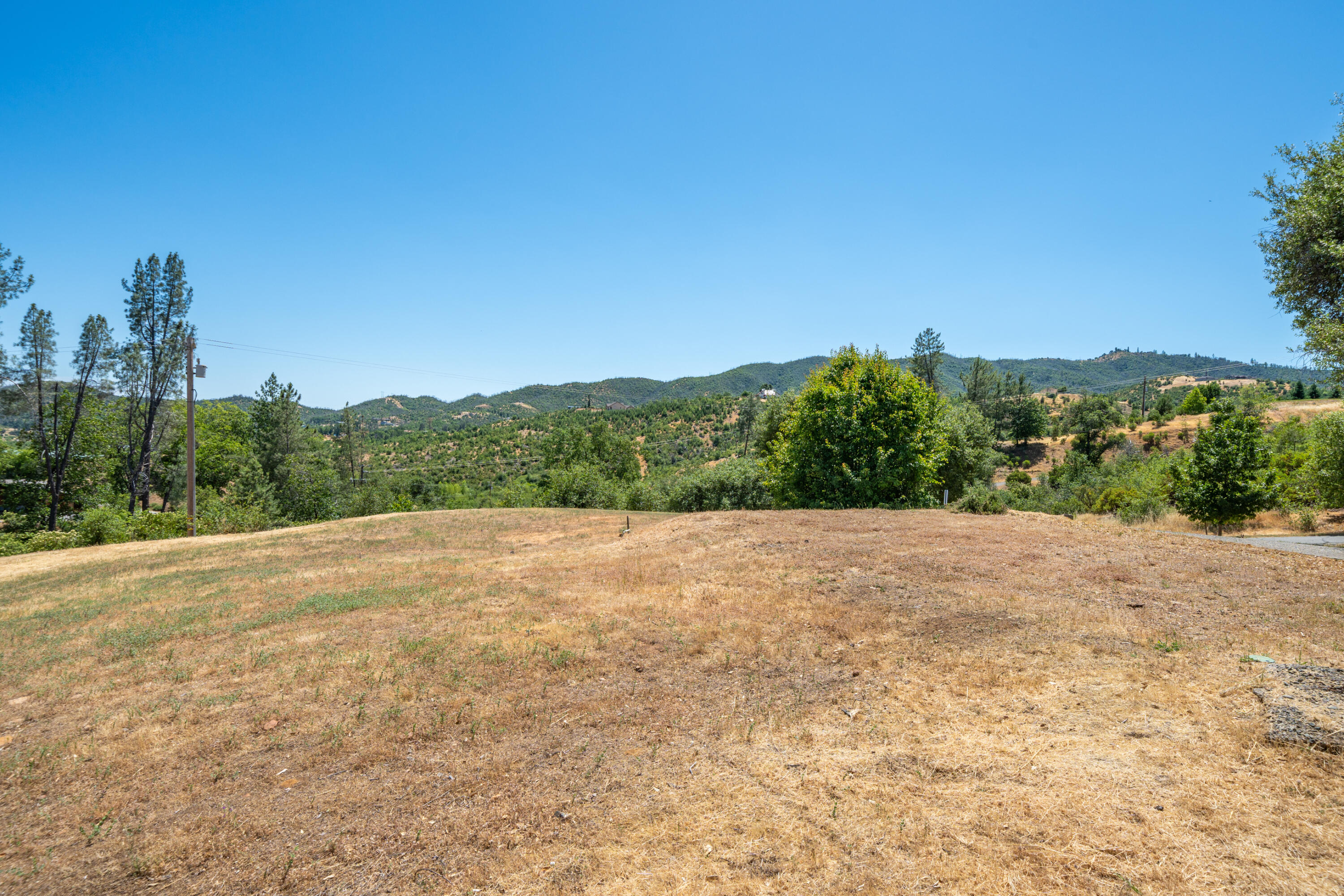 15809 Old Stage Coach Road Redding, CA 96001 - Photo 17 of 44 a view of an outdoor space and a yard
