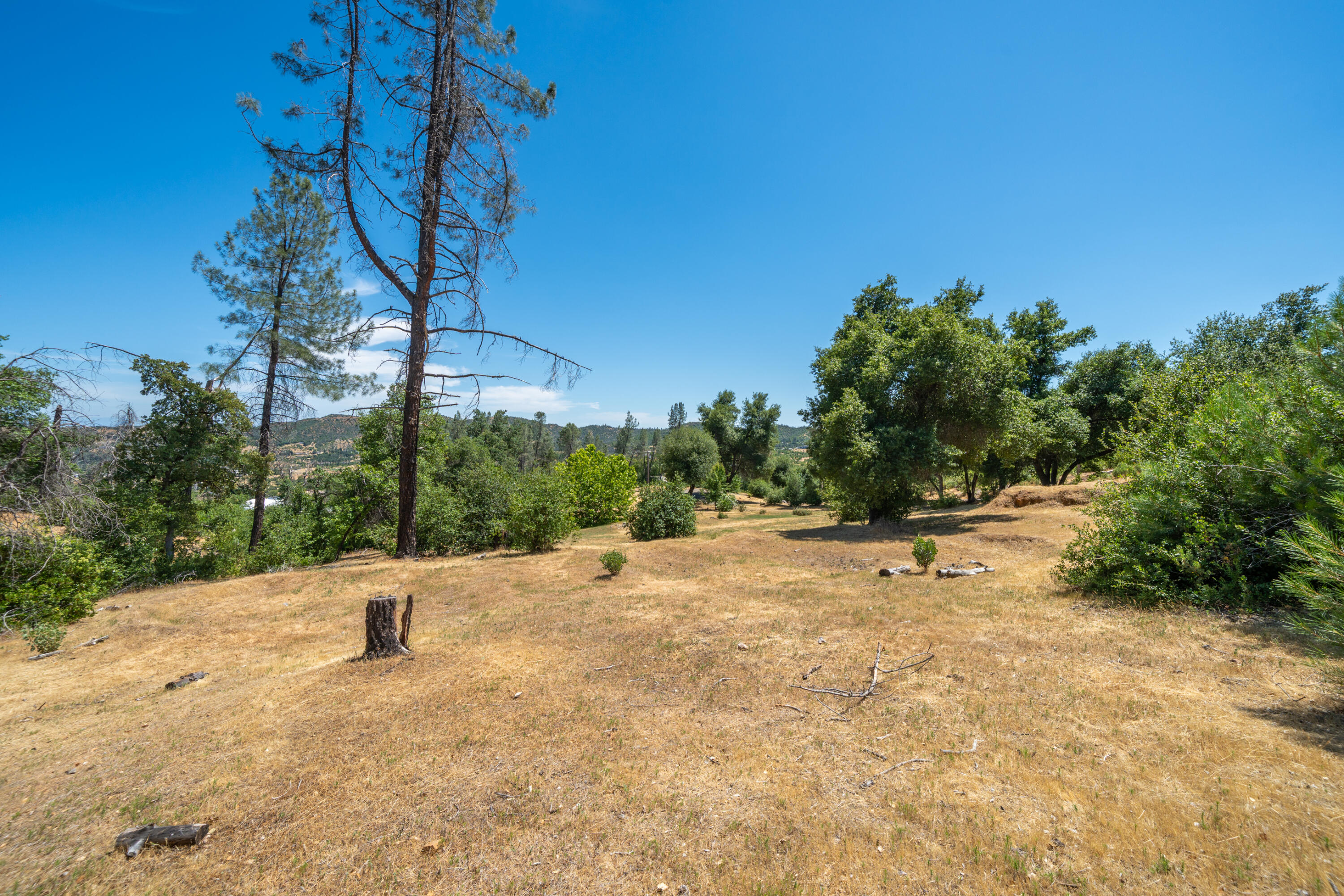 15809 Old Stage Coach Road Redding, CA 96001 - Photo 5 of 44 a backyard of a house with table and chairs