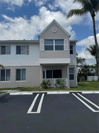 $2,150 | 17440 Northwest 67th Court, Unit L15, Hialeah, FL 33015