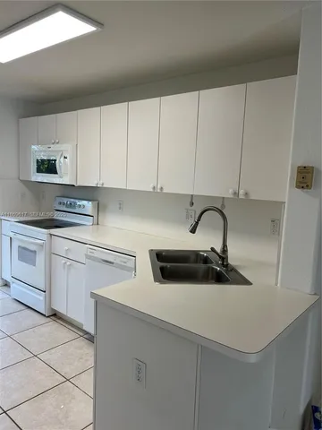 $2,900 | 5795 Northwest 109th Avenue, Unit 4, Doral, FL 33178