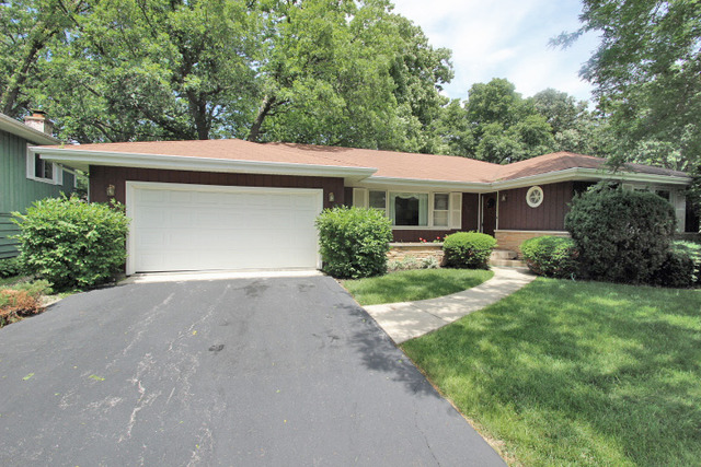 314 Banbury Road Mundelein, IL 60060 - Photo 1 of 17 front view of a house with a yard