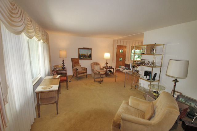 314 Banbury Road Mundelein, IL 60060 - Photo 2 of 17 a living room with furniture and a wooden floor