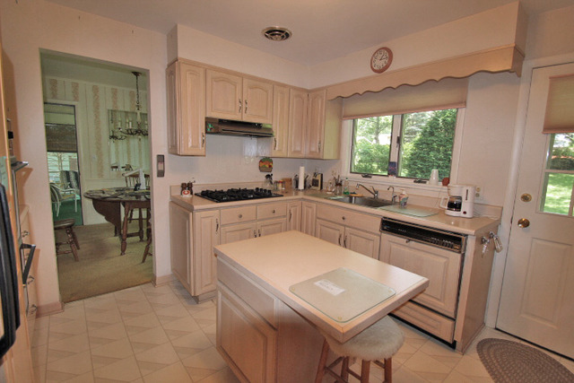 314 Banbury Road Mundelein, IL 60060 - Photo 5 of 17 a kitchen with a sink a stove cabinets and a dining table