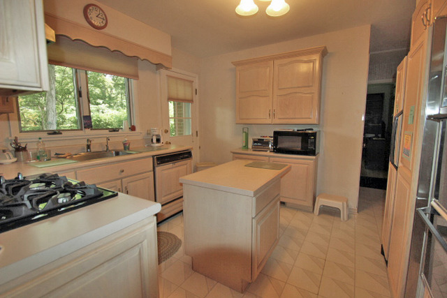 314 Banbury Road Mundelein, IL 60060 - Photo 6 of 17 a kitchen that has a sink a stove and chairs