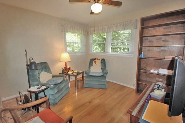 314 Banbury Road Mundelein, IL 60060 - Photo 10 of 17 a living room with furniture and a window