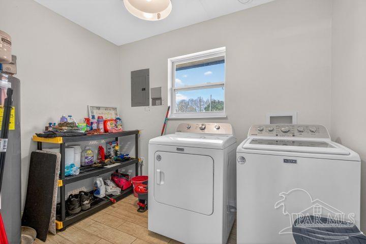 8940 Indian Ford Road Milton, FL 32570 - Photo 35 of 54 a utility room with dryer and washer