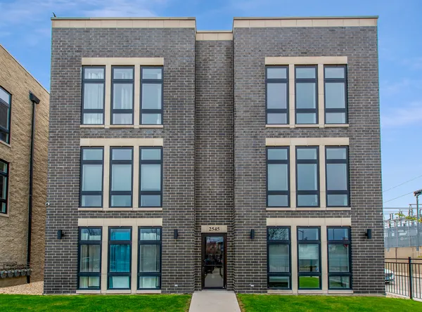 $2,395 | 2545 West Congress Parkway, Unit 1W, Chicago, IL 60612