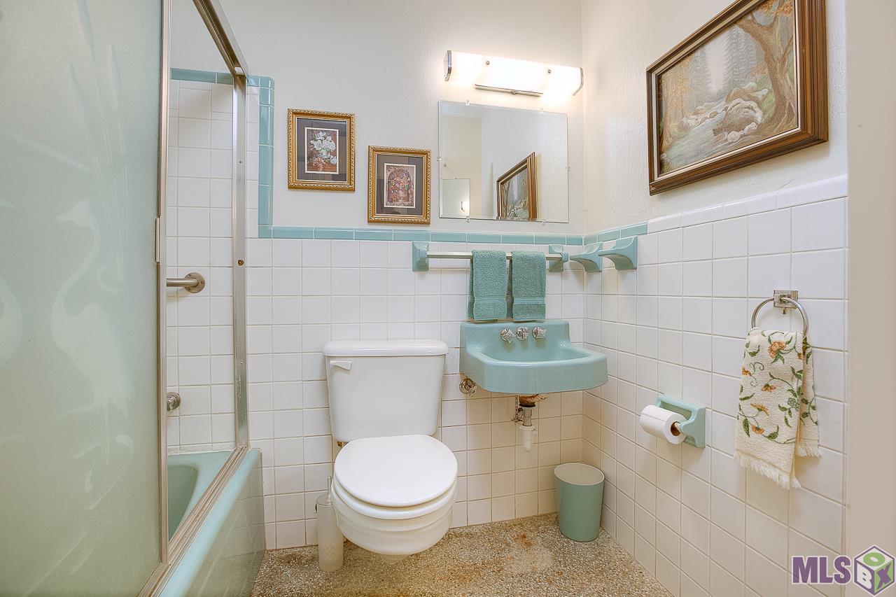 2025 Tamarix Street Baton Rouge, LA 70808 - Photo 19 of 35 Guest Bathroom Wet Areas
