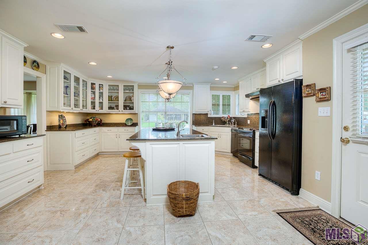 2025 Tamarix Street Baton Rouge, LA 70808 - Photo 8 of 35 Kitchen