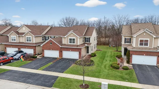 $450,000 | 334 Buckingham Court, Lombard, IL 60148
