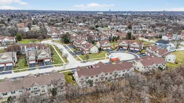 $450,000 | 334 Buckingham Court, Lombard, IL 60148