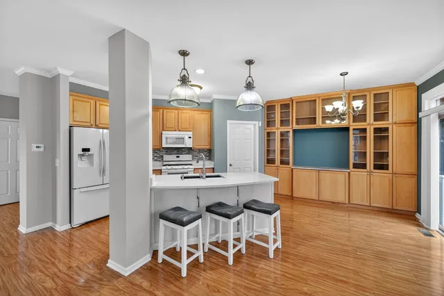 $450,000 | 334 Buckingham Court, Lombard, IL 60148