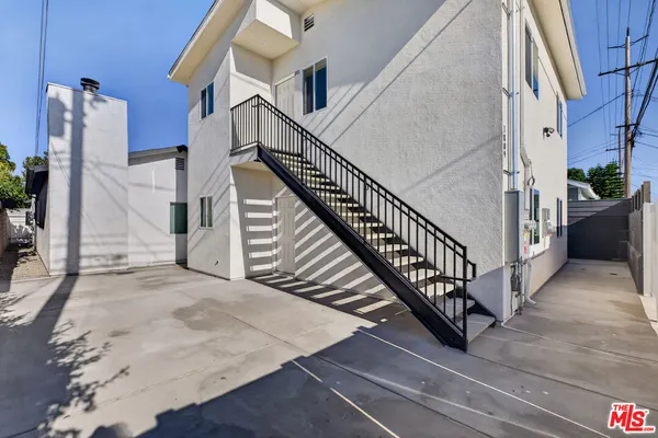$3,200 | 1809 North Avon Street, Unit 201, Burbank, CA 91505
