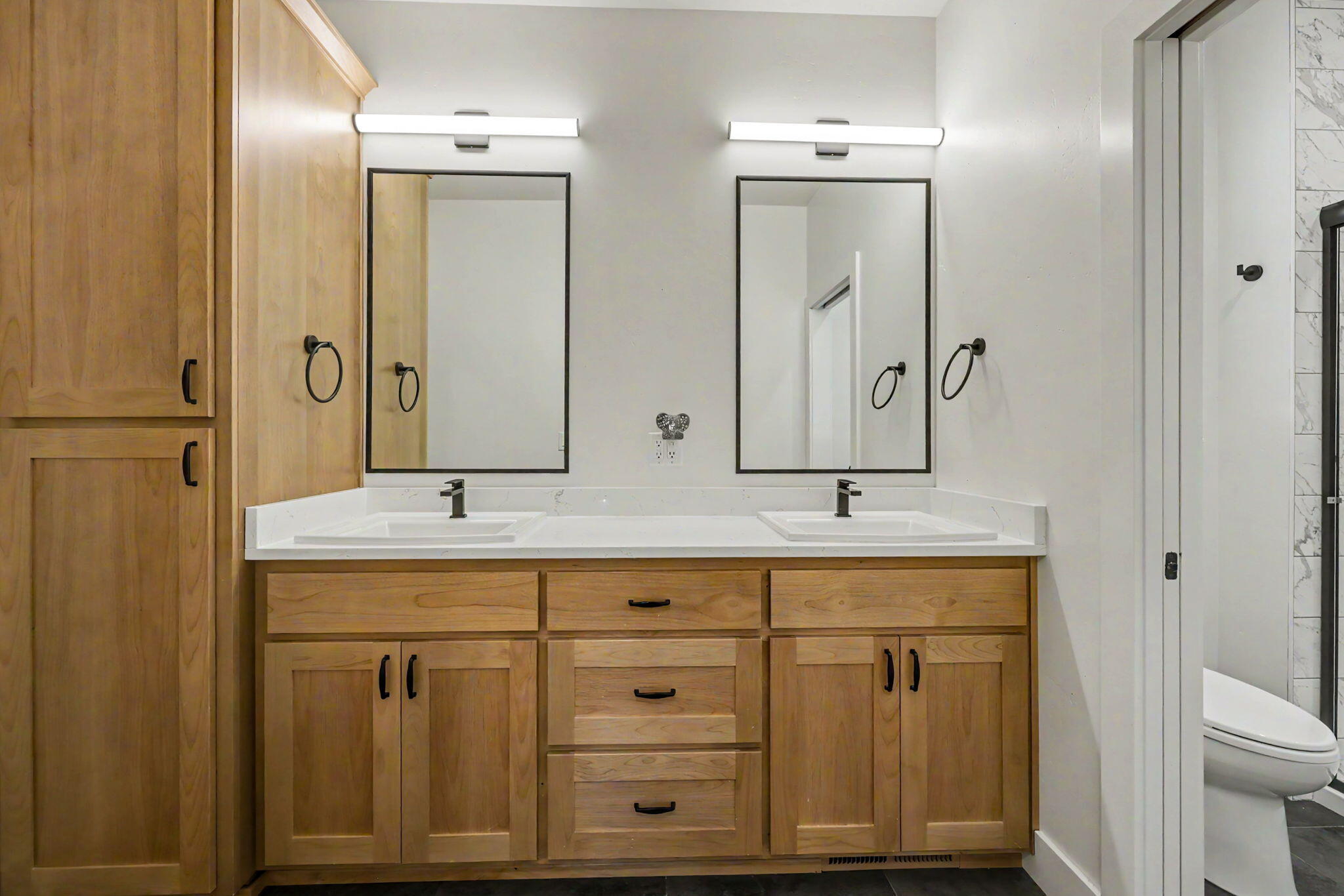 396 Randy Street Ashland, OR 97520 - Photo 21 of 48 Primary Bathroom