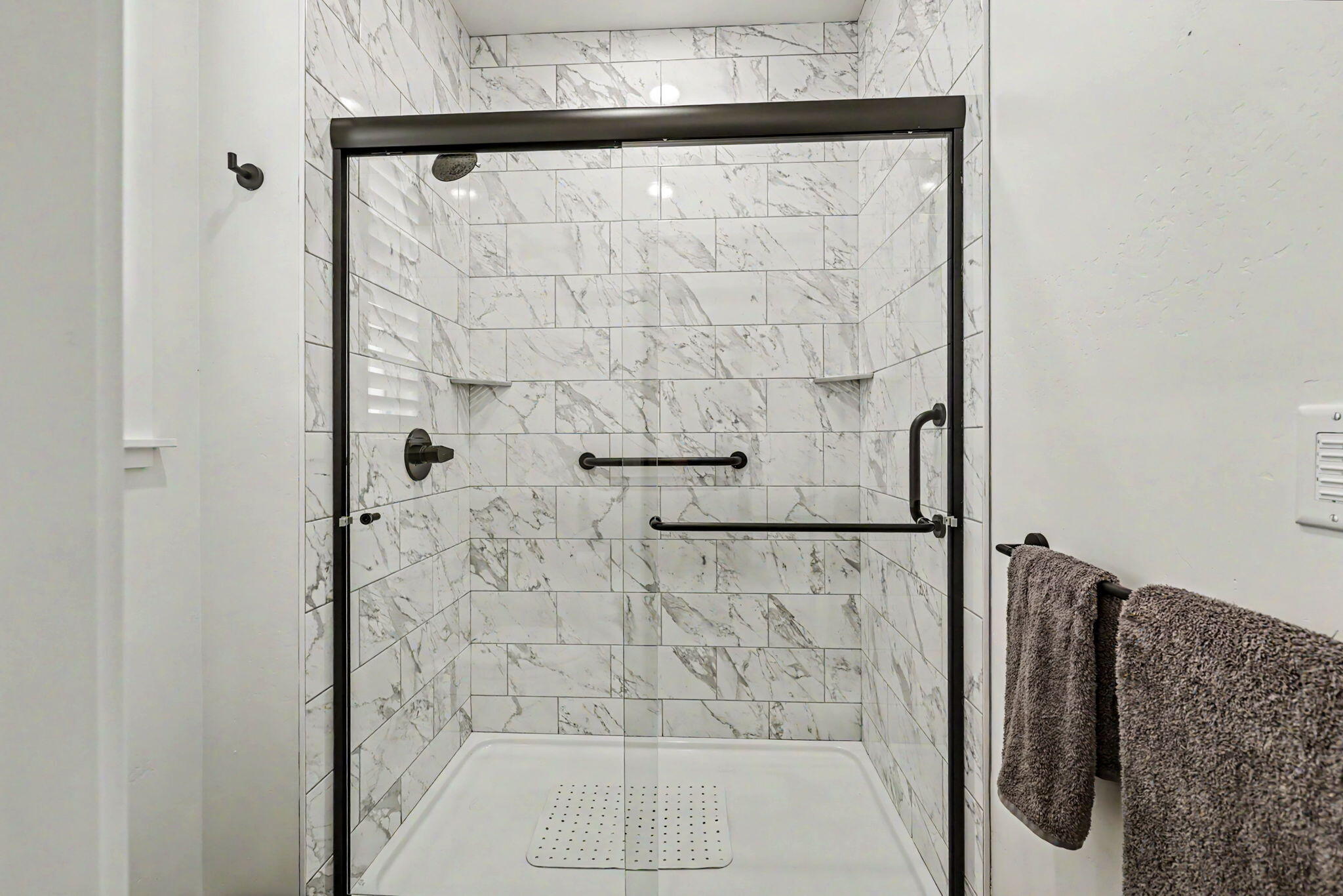 396 Randy Street Ashland, OR 97520 - Photo 23 of 48 Primary Bathroom