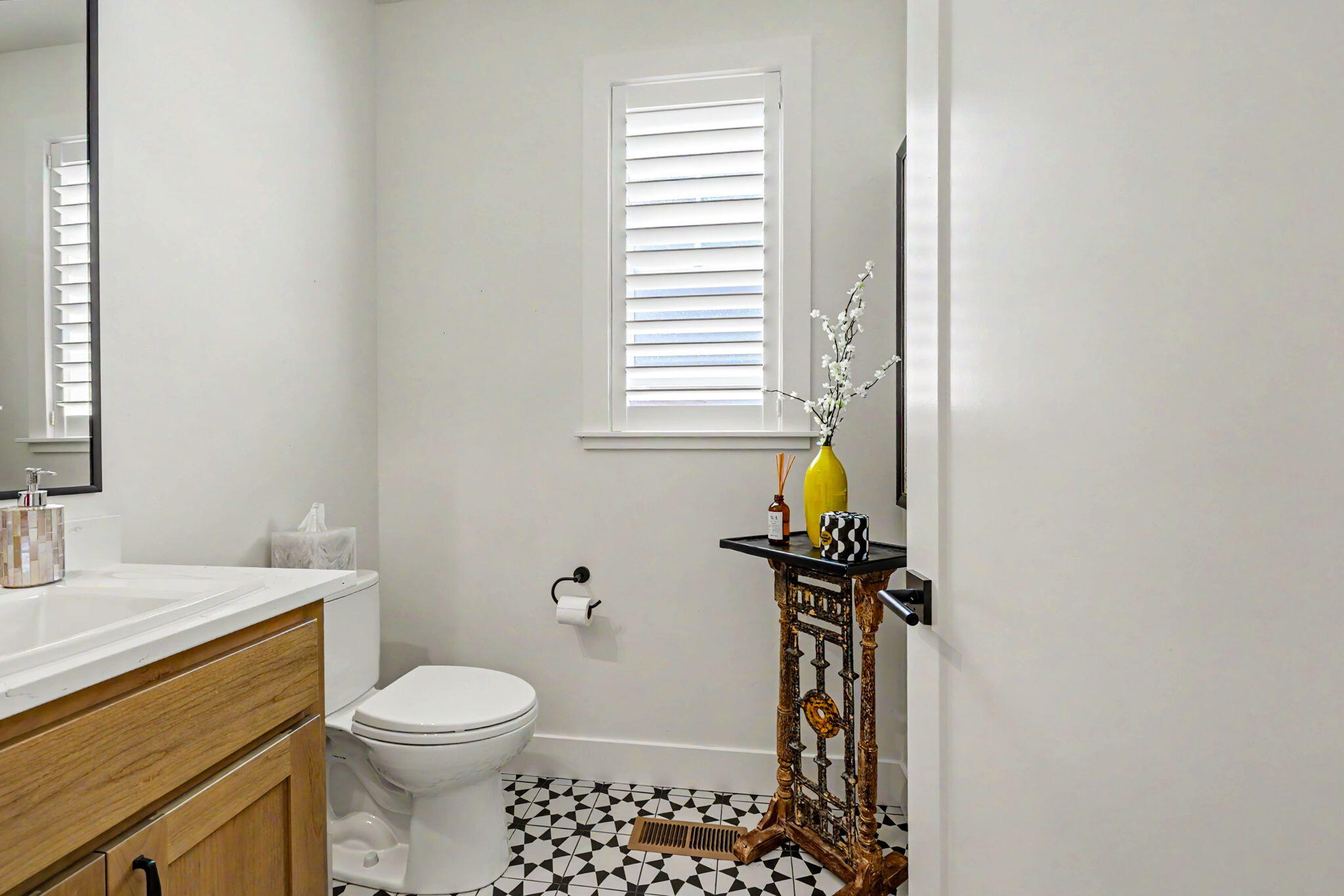 396 Randy Street Ashland, OR 97520 - Photo 27 of 48 Half Bathroom