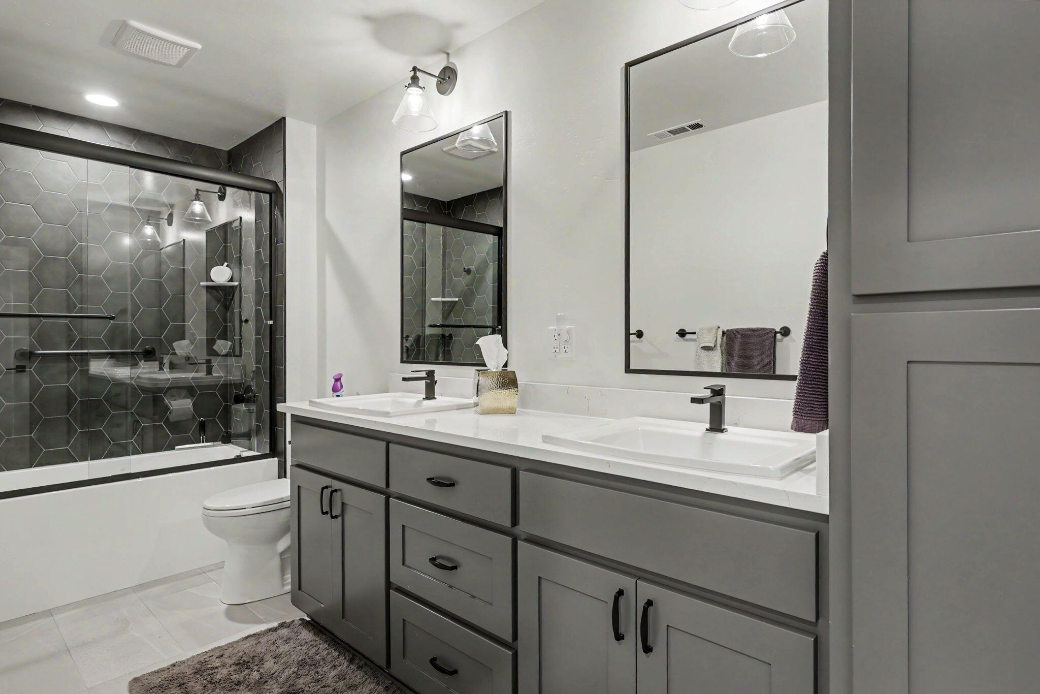 396 Randy Street Ashland, OR 97520 - Photo 34 of 48 Guest Bathroom