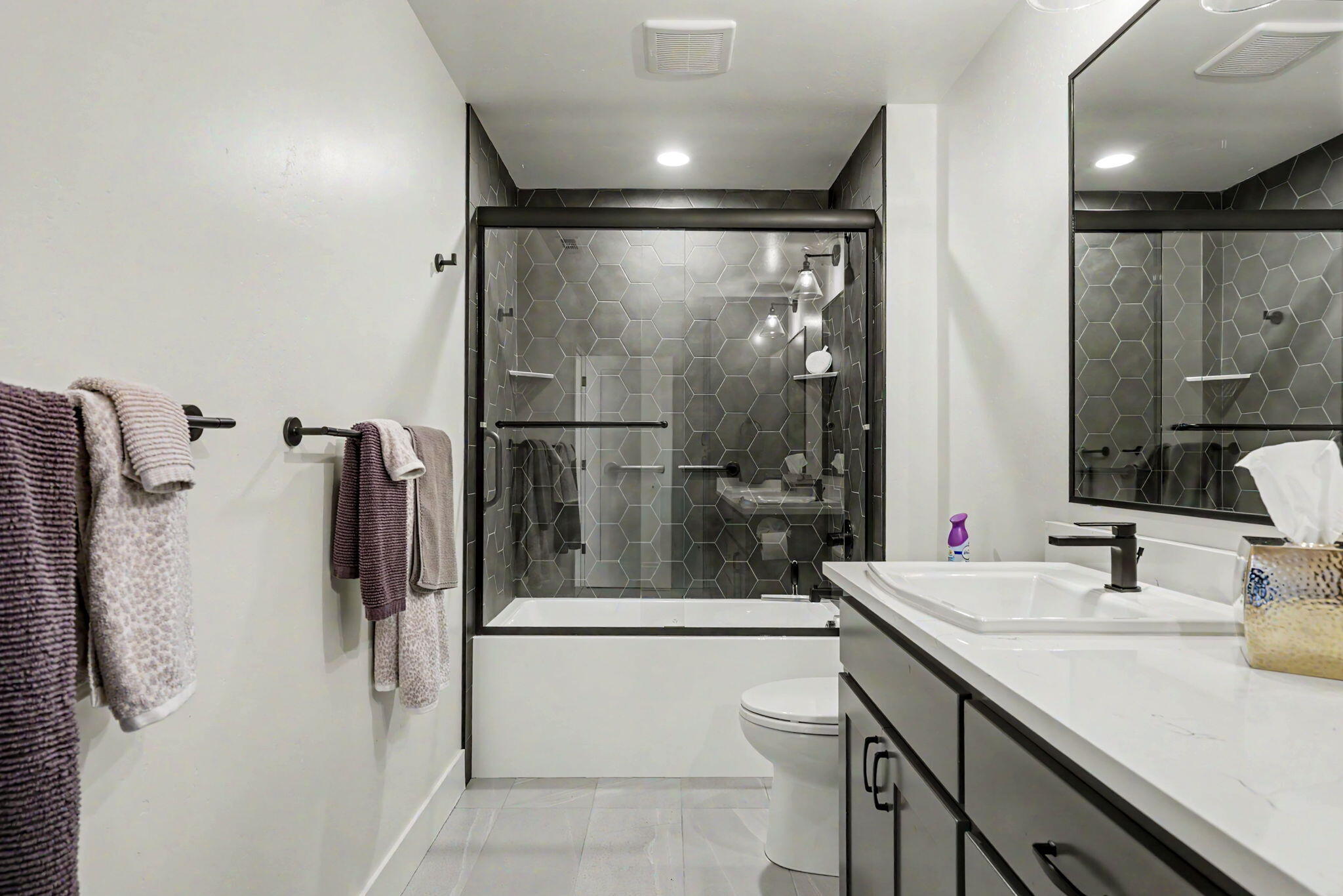 396 Randy Street Ashland, OR 97520 - Photo 35 of 48 Guest Bathroom