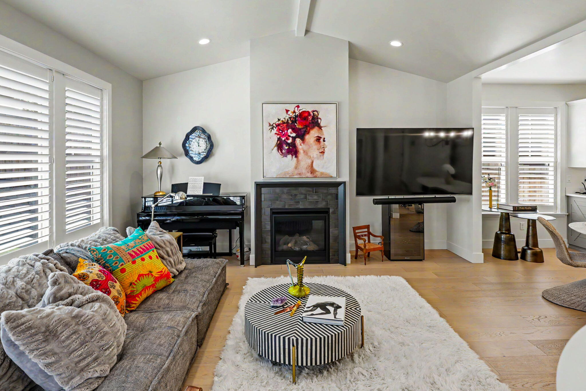 396 Randy Street Ashland, OR 97520 - Photo 5 of 48 Living Area