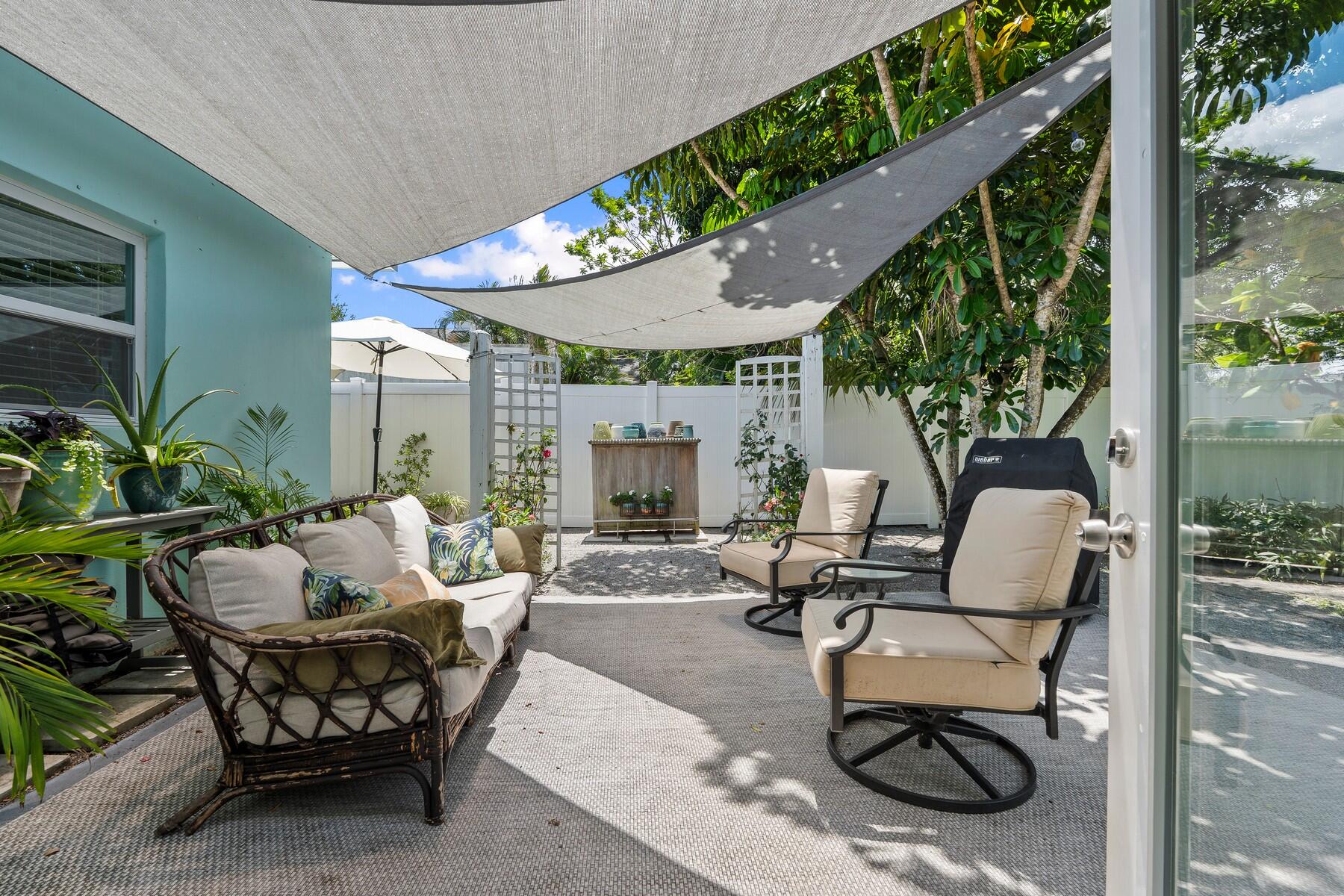609 South 9th Street Fort Pierce, FL 34950 - Photo 20 of 39 a building outdoor space with patio furniture and potted plants