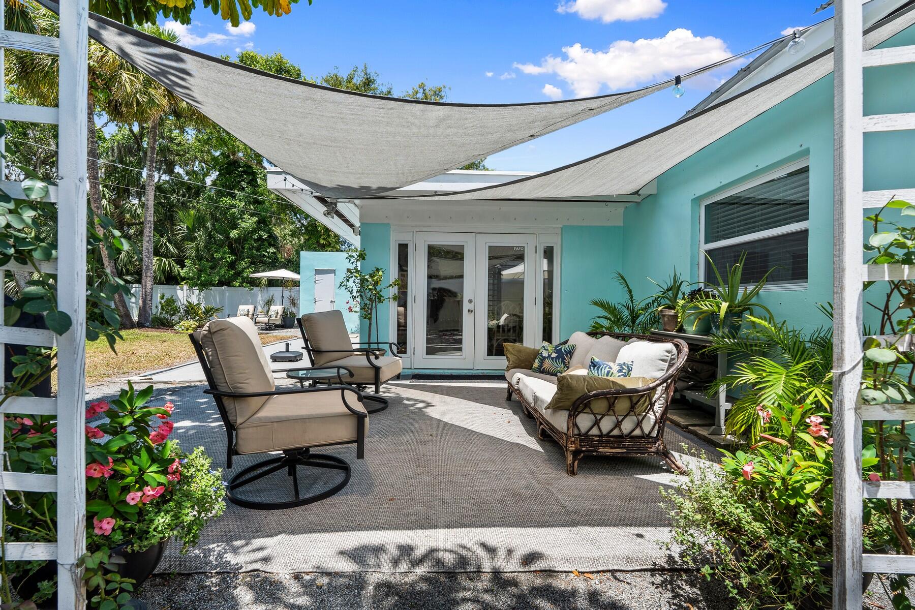 609 South 9th Street Fort Pierce, FL 34950 - Photo 21 of 39 a patio with patio couch and potted plants