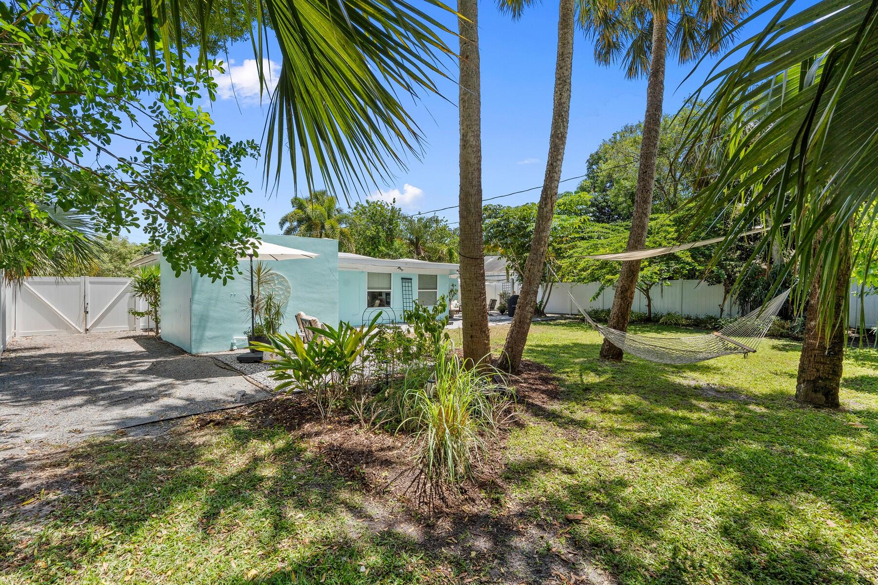 609 South 9th Street Fort Pierce, FL 34950 - Photo 27 of 39 a view of a backyard