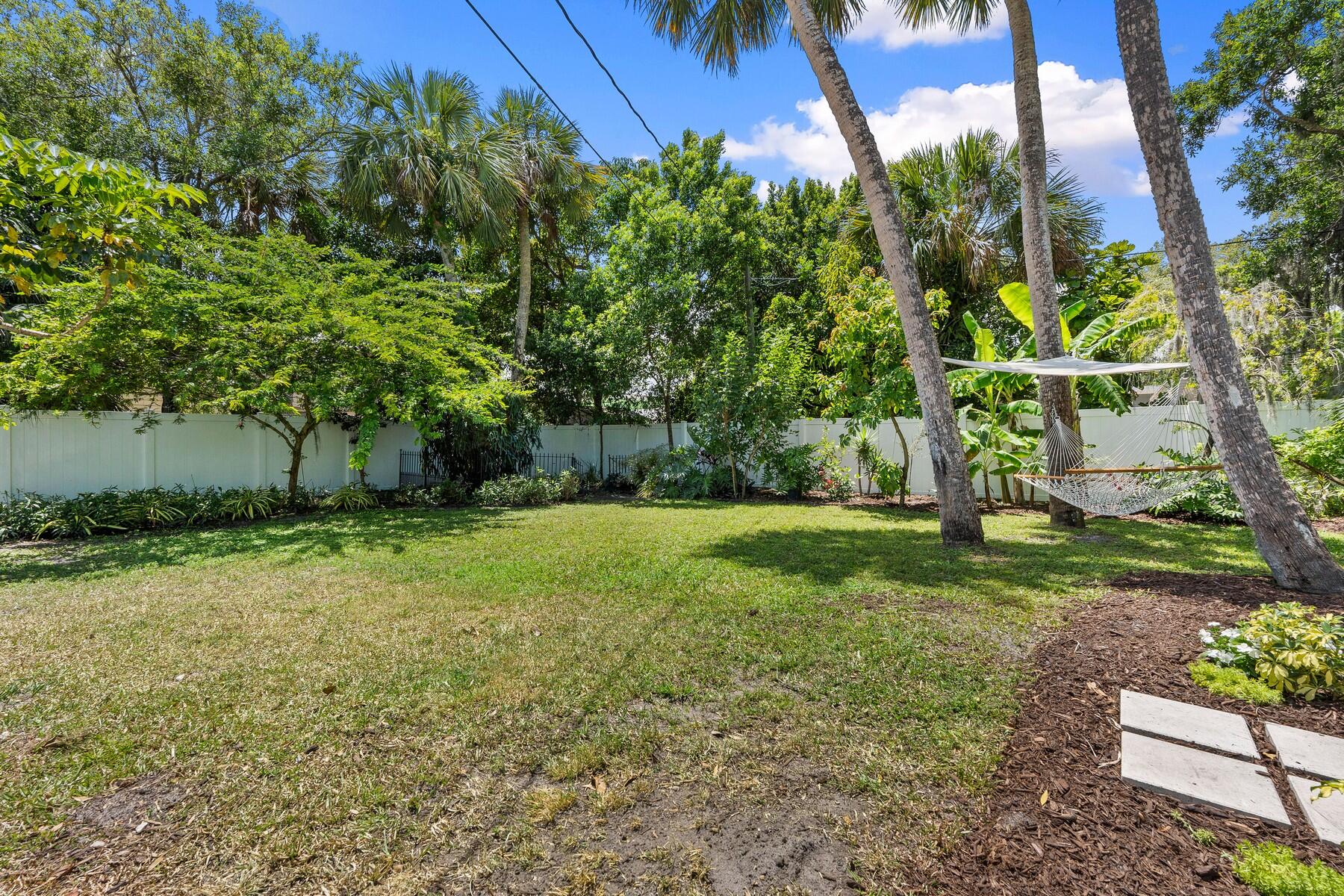 609 South 9th Street Fort Pierce, FL 34950 - Photo 29 of 39 a view of a backyard