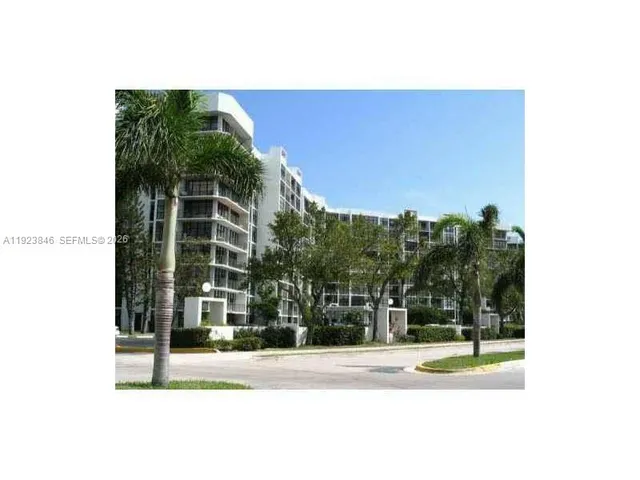 $1,790 | 800 Parkview Drive, Unit 124, Hallandale Beach, FL 33009