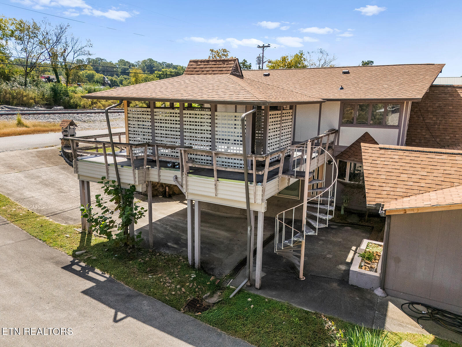 4827 Riversedge Road Louisville, TN 37777 - Photo 7 of 60 Carport Area & Gazebo