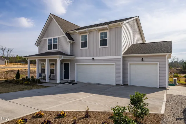 a view of a house with backyard