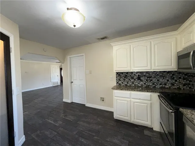 a view of room with ceiling fan