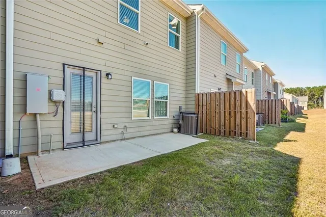 a view of a house with backyard and porch
