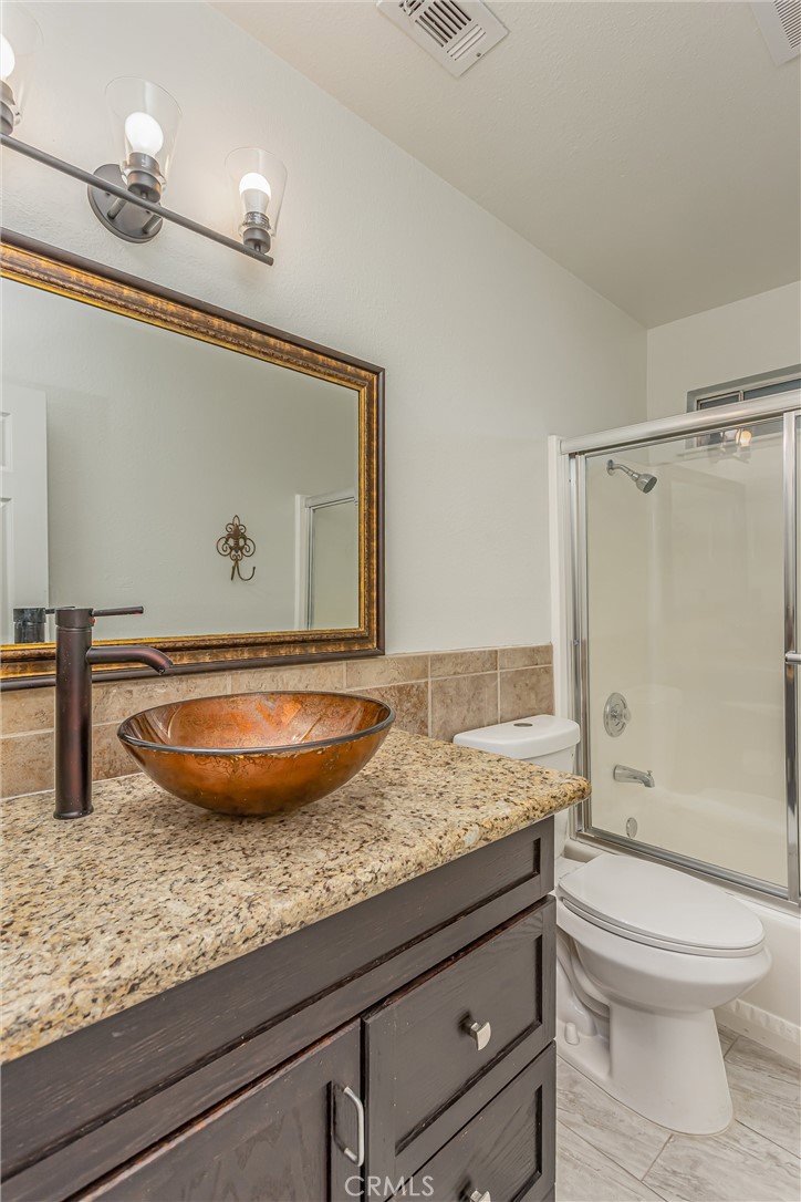 19891 Talihina Road Apple Valley, CA 92307 - Photo 20 of 41 Primary suite with ensuite bath