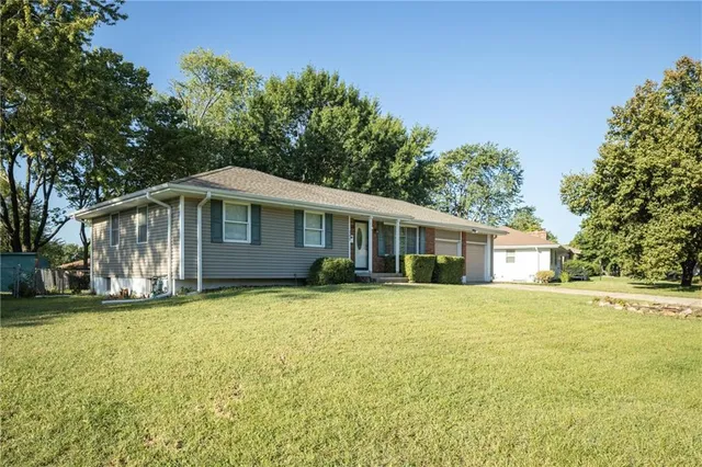 $250,000 | 122 Southeast Moore Street, Blue Springs, MO 64014