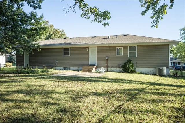 $250,000 | 122 Southeast Moore Street, Blue Springs, MO 64014