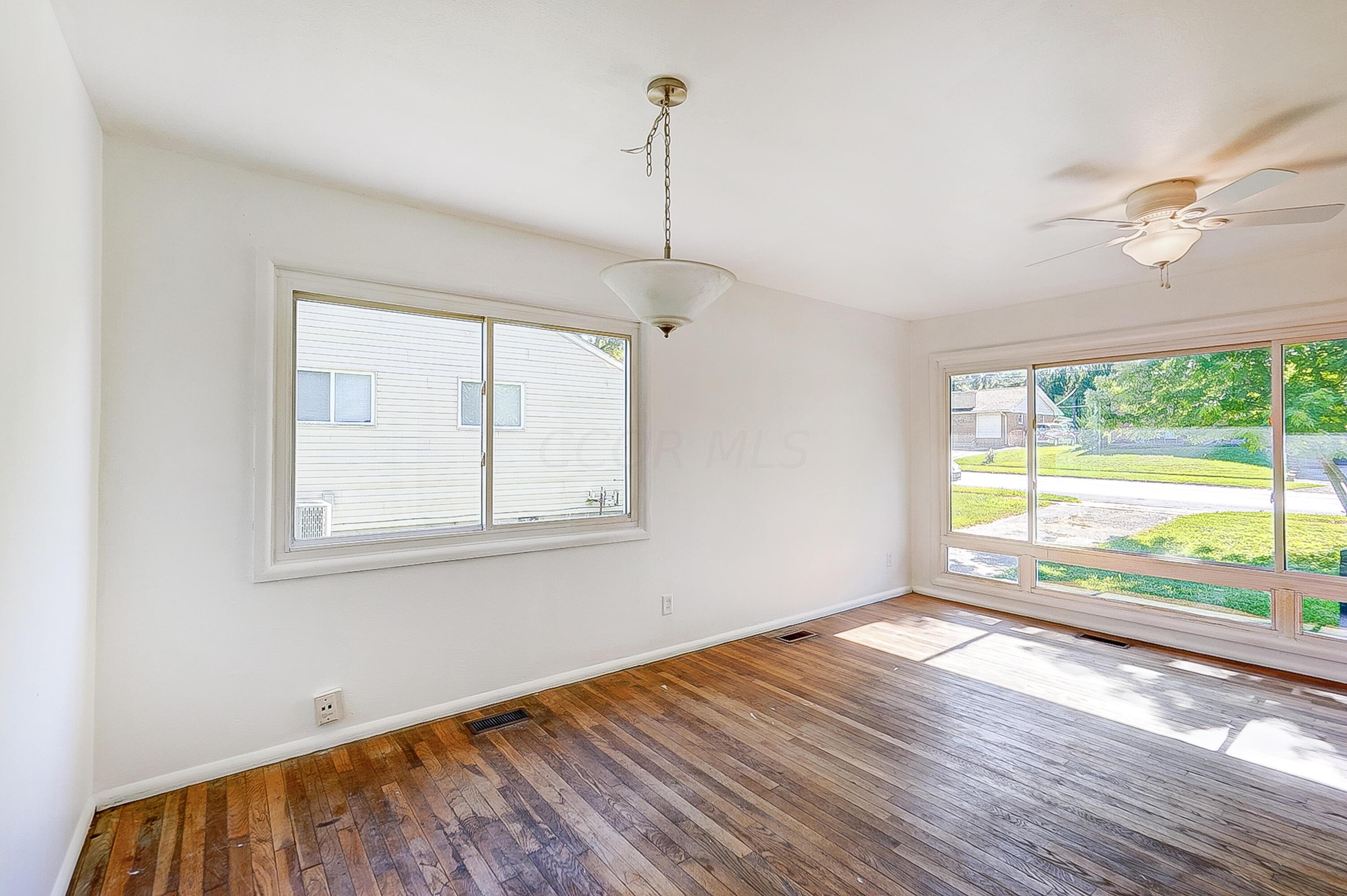 1589 Spaulding Road Dayton, OH 45432 - Photo 7 of 28 Living Room