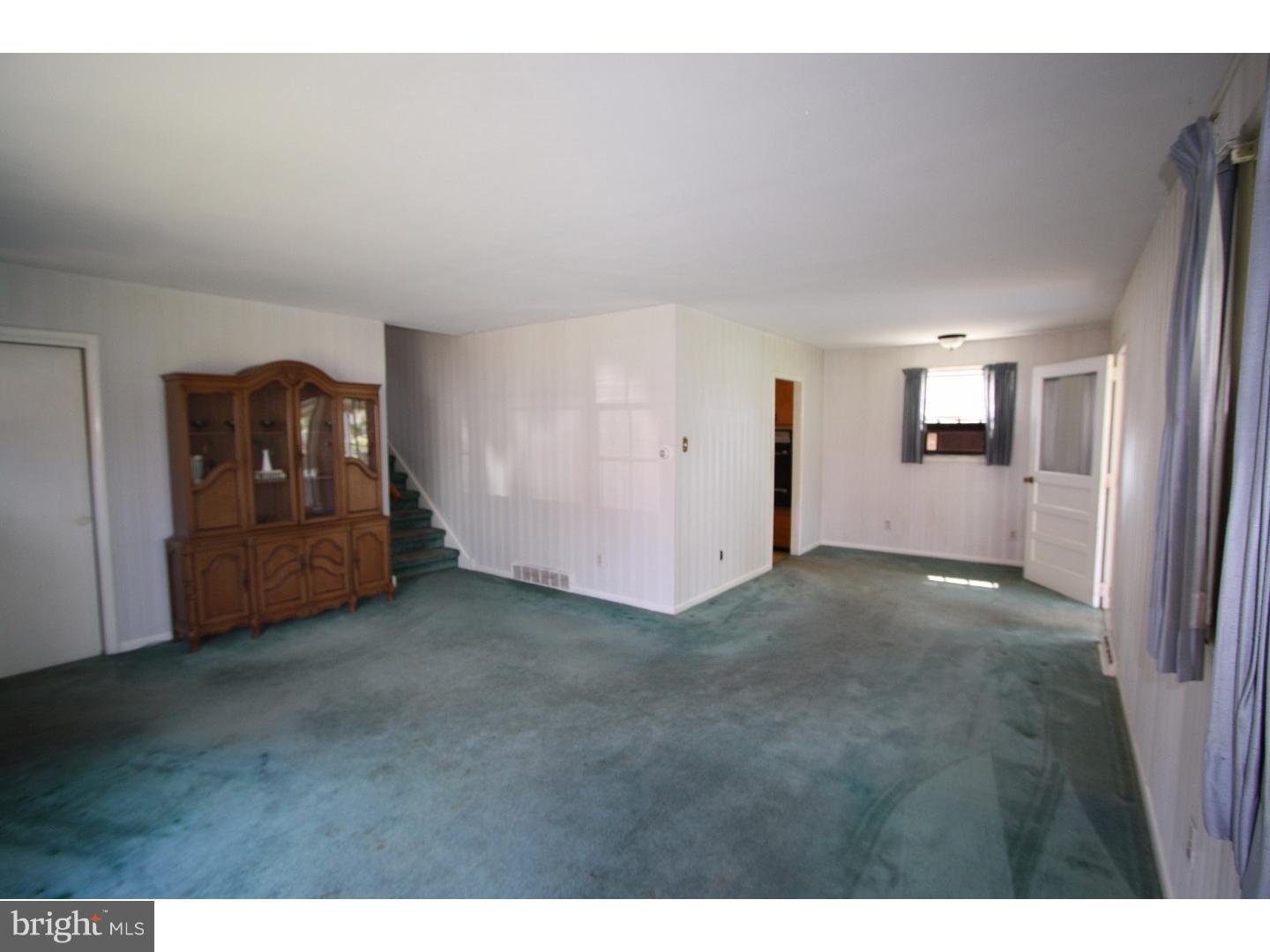 528 Beaver Road Southampton, PA 18966 - Photo 5 of 21 Living Room