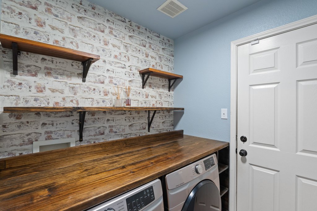 2305 Candle Ridge Trail Georgetown, TX 78626 - Photo 29 of 40 Laundry area featuring independent washer and dryer