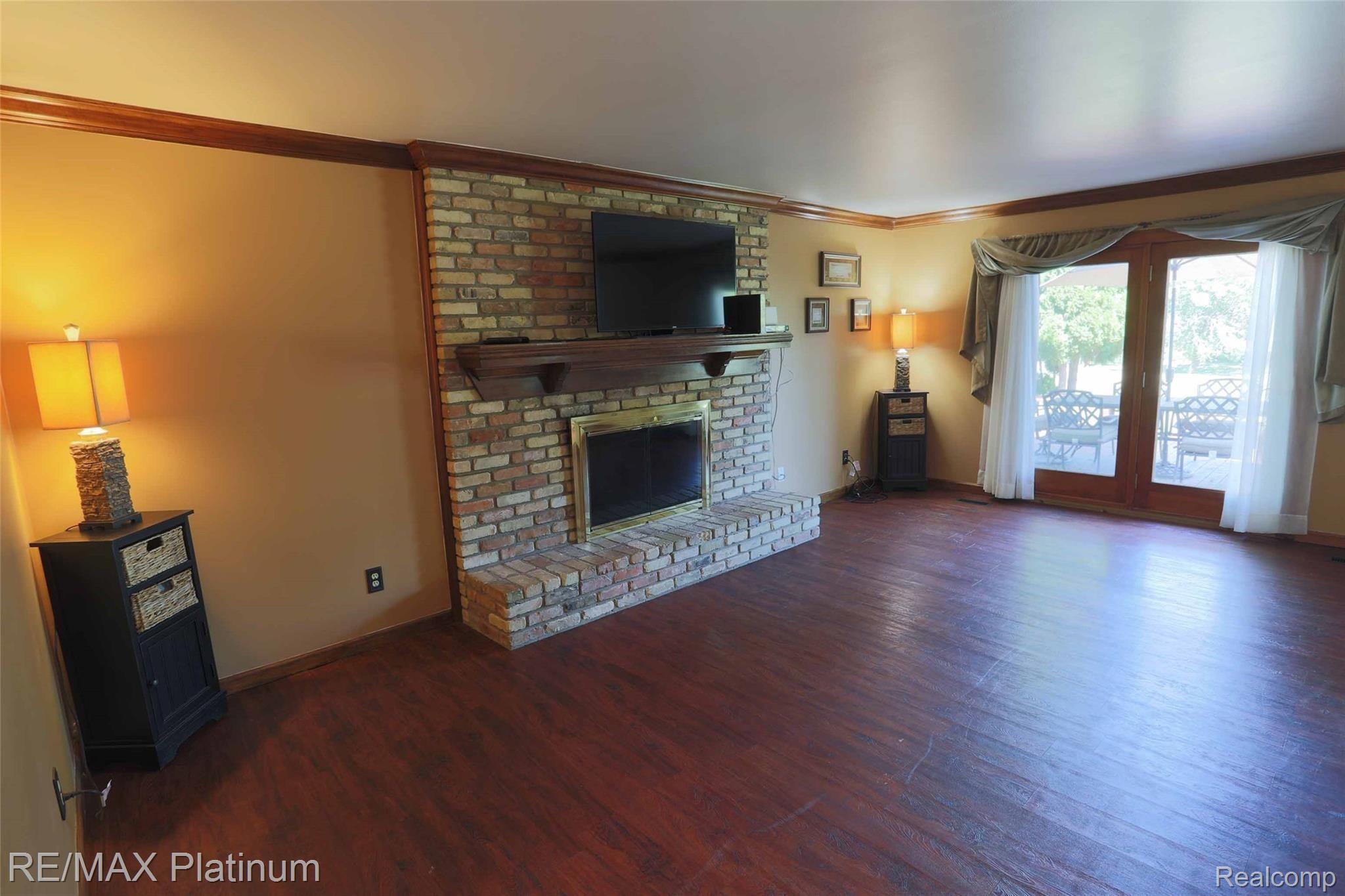 6312 Wreckenridge Road Flint, MI 48532 - Photo 4 of 11 Living Room