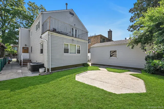 a view of backyard with a garden