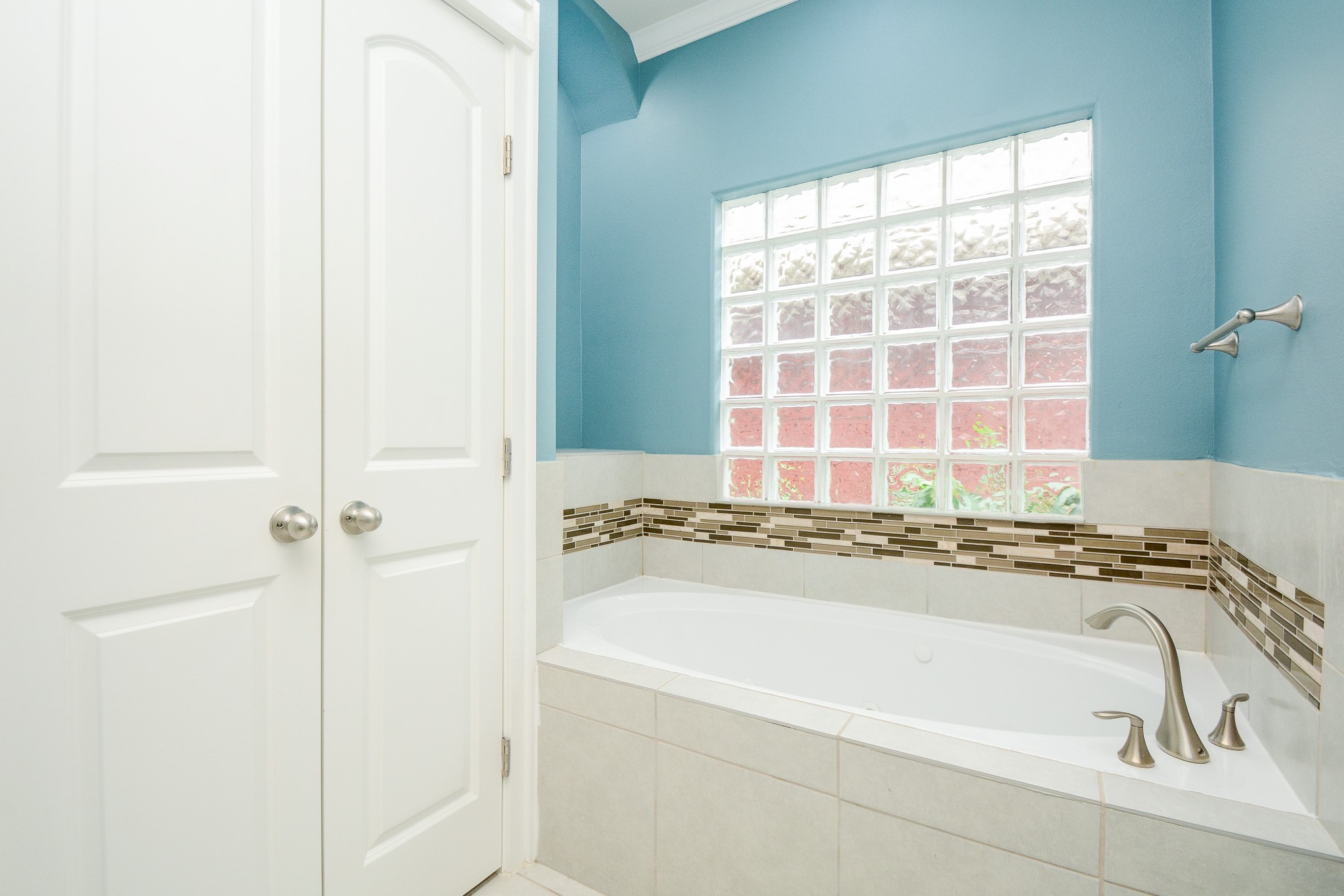 1514 Prince Street Houston, TX 77008 - Photo 16 of 20 a bathroom with a bathtub and a shower