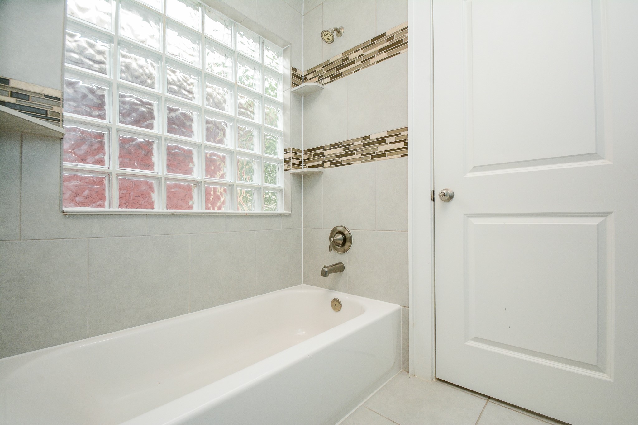 1514 Prince Street Houston, TX 77008 - Photo 17 of 20 a bathroom with a bathtub and shower